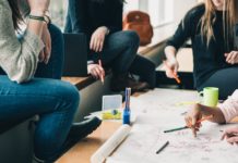 Guida all’Erasmus+ Studio parte tre: il Learning Agreement studenti attorno a un tavolo