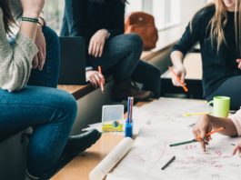 studenti attorno a un tavolo