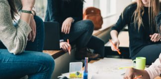 studenti attorno a un tavolo