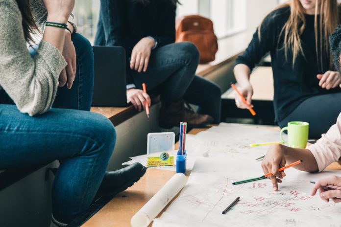 studenti attorno a un tavolo
